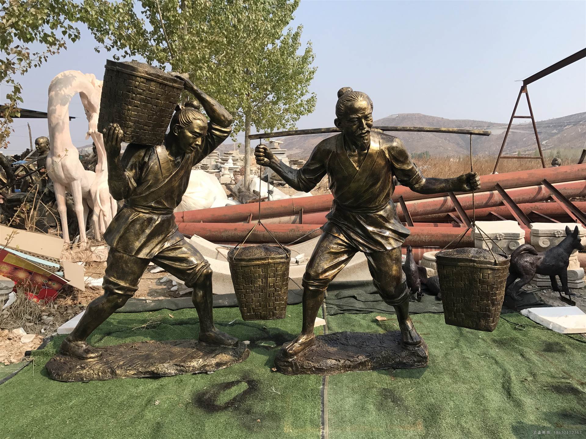 挑扁担人物校园景观铜雕