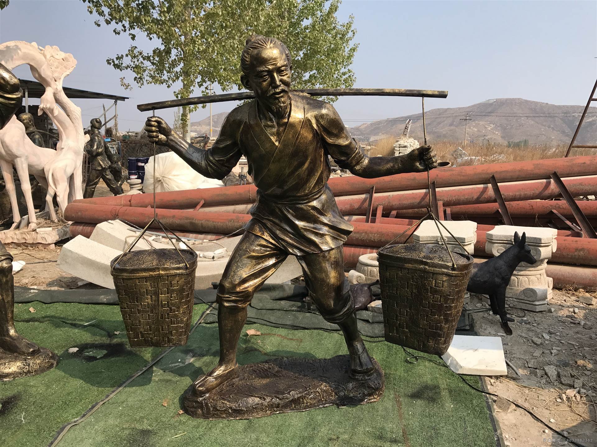 挑扁担人物校园景观铜雕