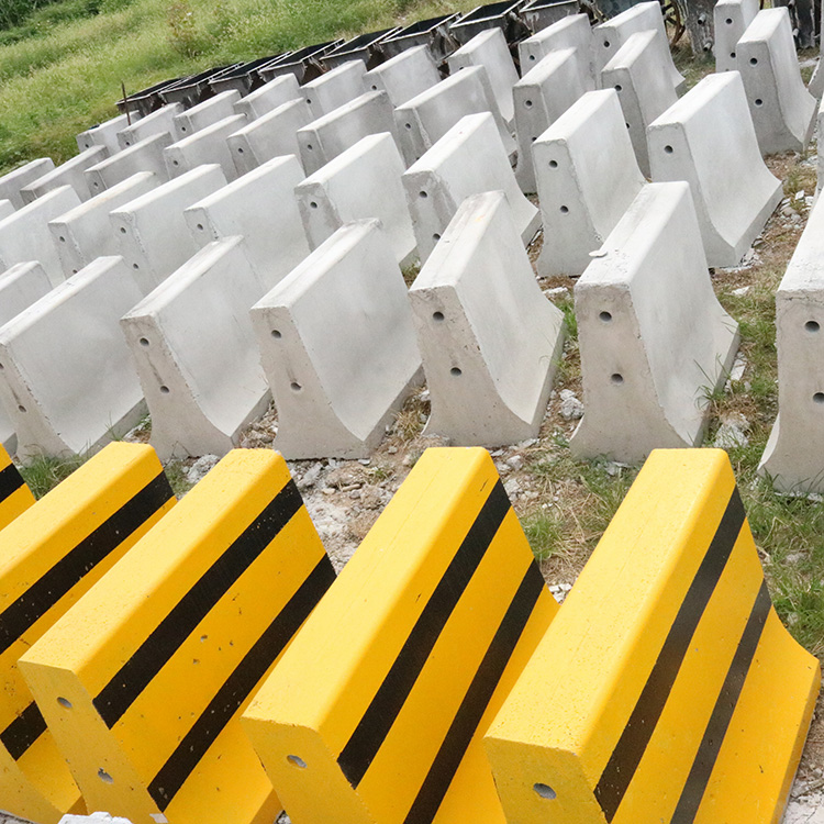 生产出售混凝土隔离墩水泥隔离墩供应升顺制造