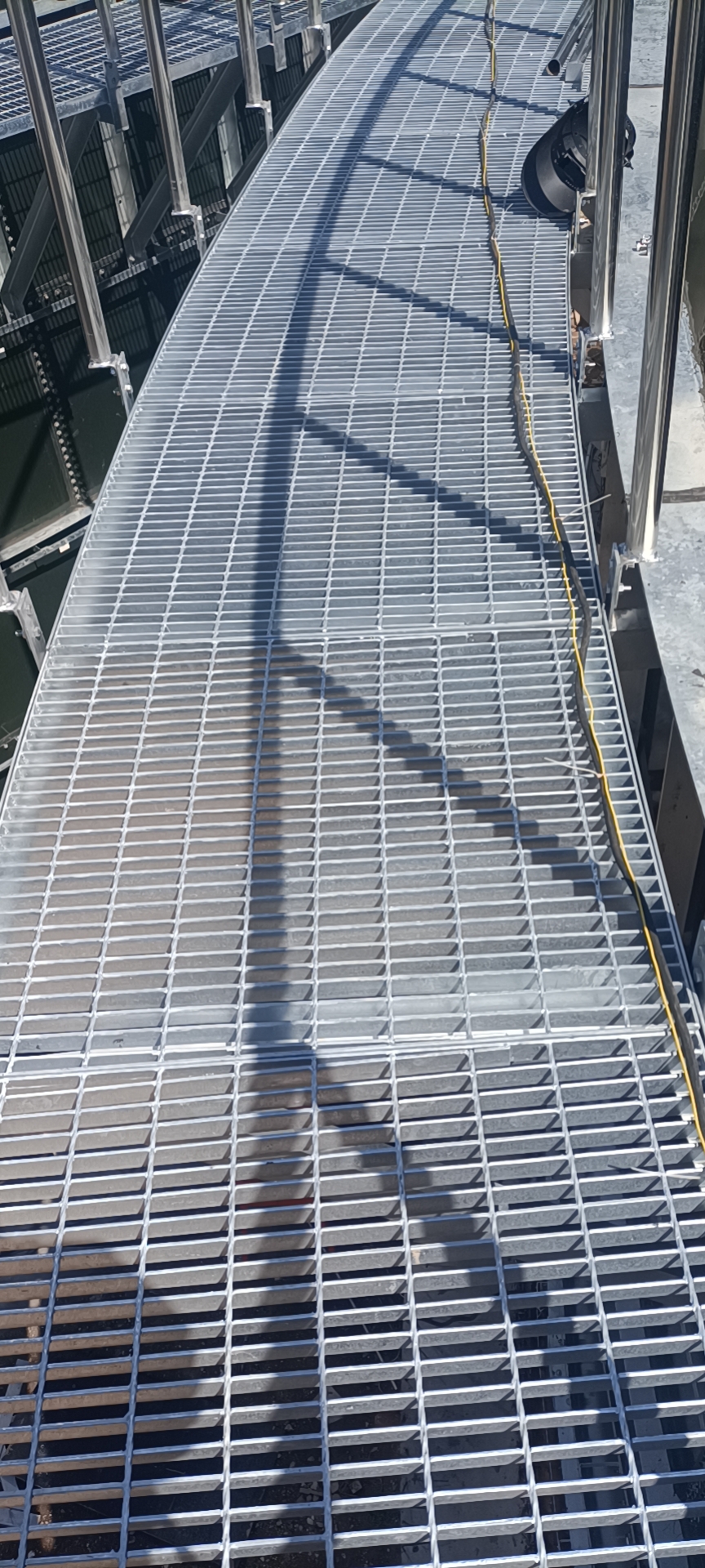 潮阳防滑平台钢格栅踏步板电厂用防滑平台钢格栅踏步板