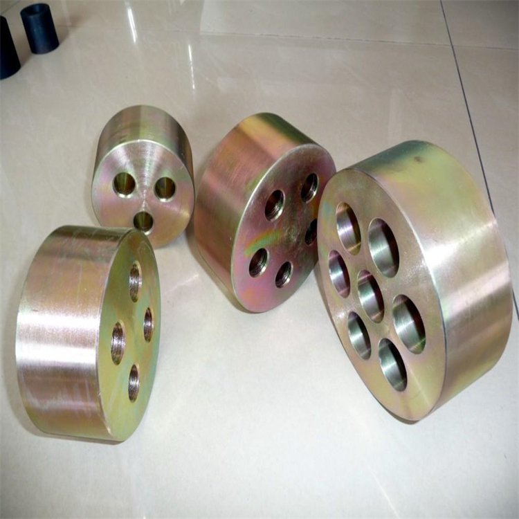 中在边孔将主缆进行锚固时,要将主缆分为许多股钢束分别锚于锚锭内