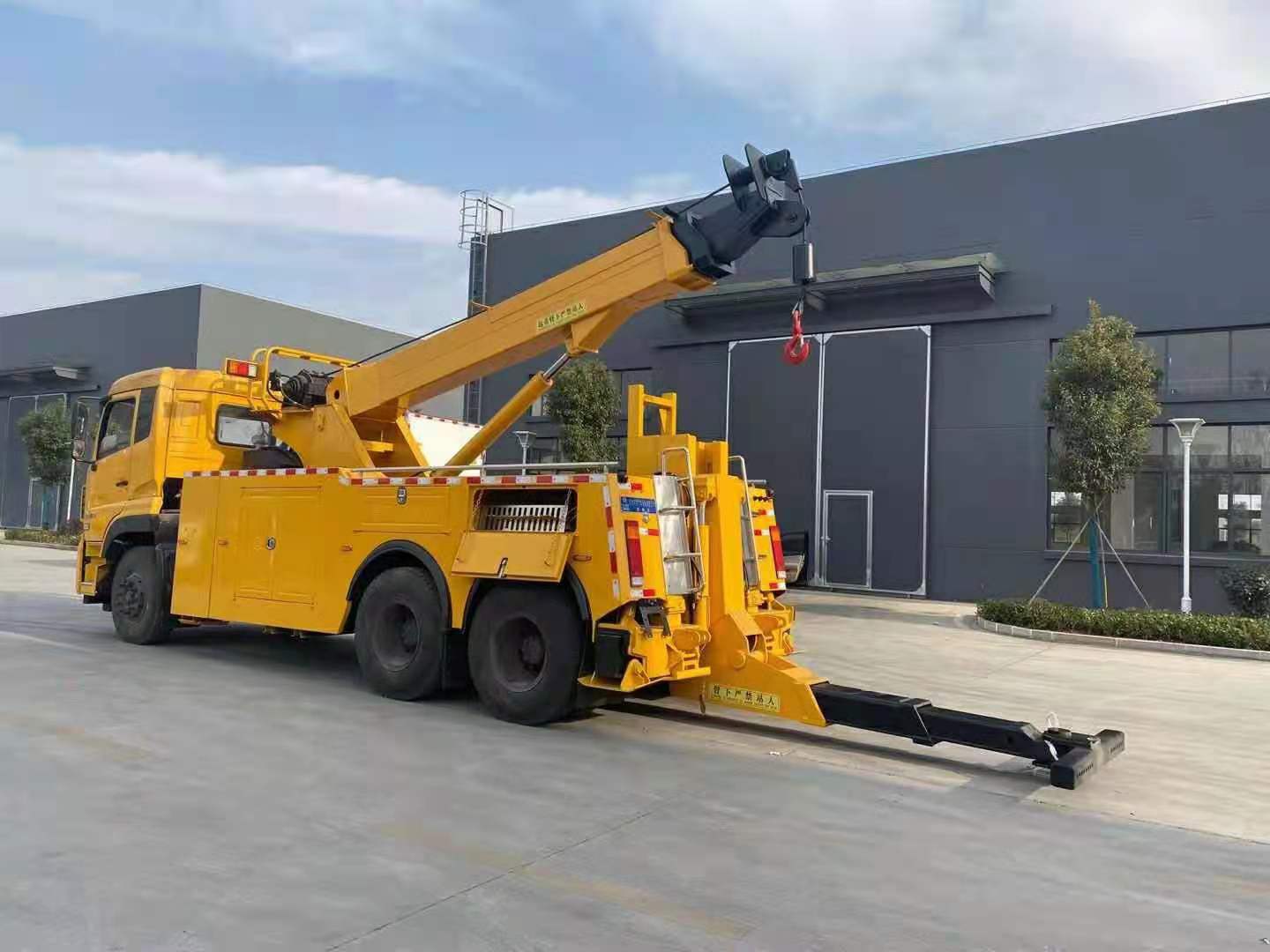 东风天龙连体一拖一清障车  重型救援拖车 20吨360度旋转吊 施救车