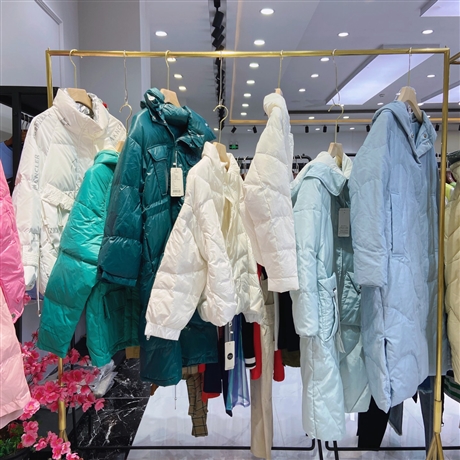乐章女装尾货批发服装店陈列品牌折扣店女装临沂华丰国际服装城