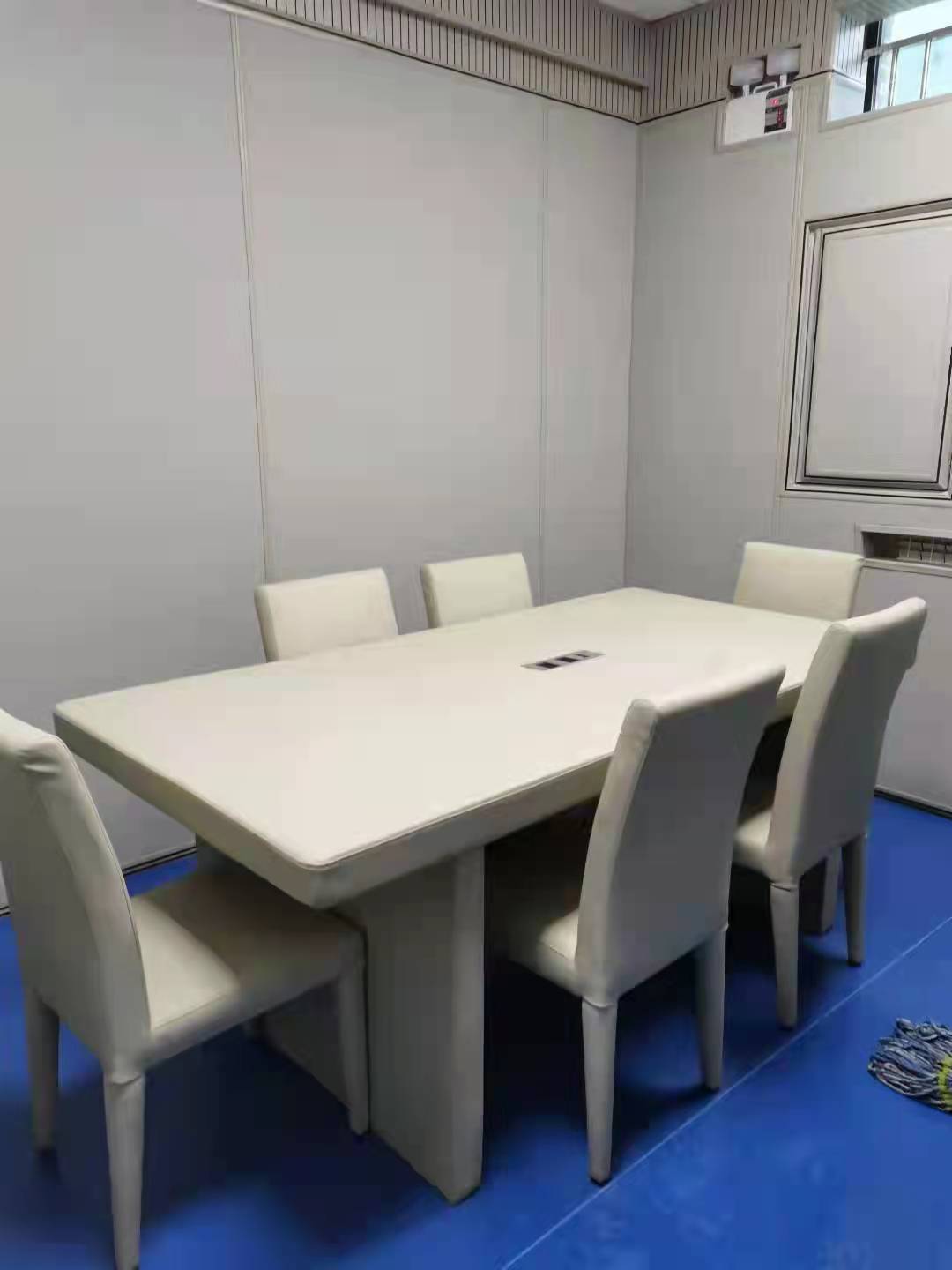 公司厂房及办公场所有六千多平方米,主要生产用于 公安留置室新型软包