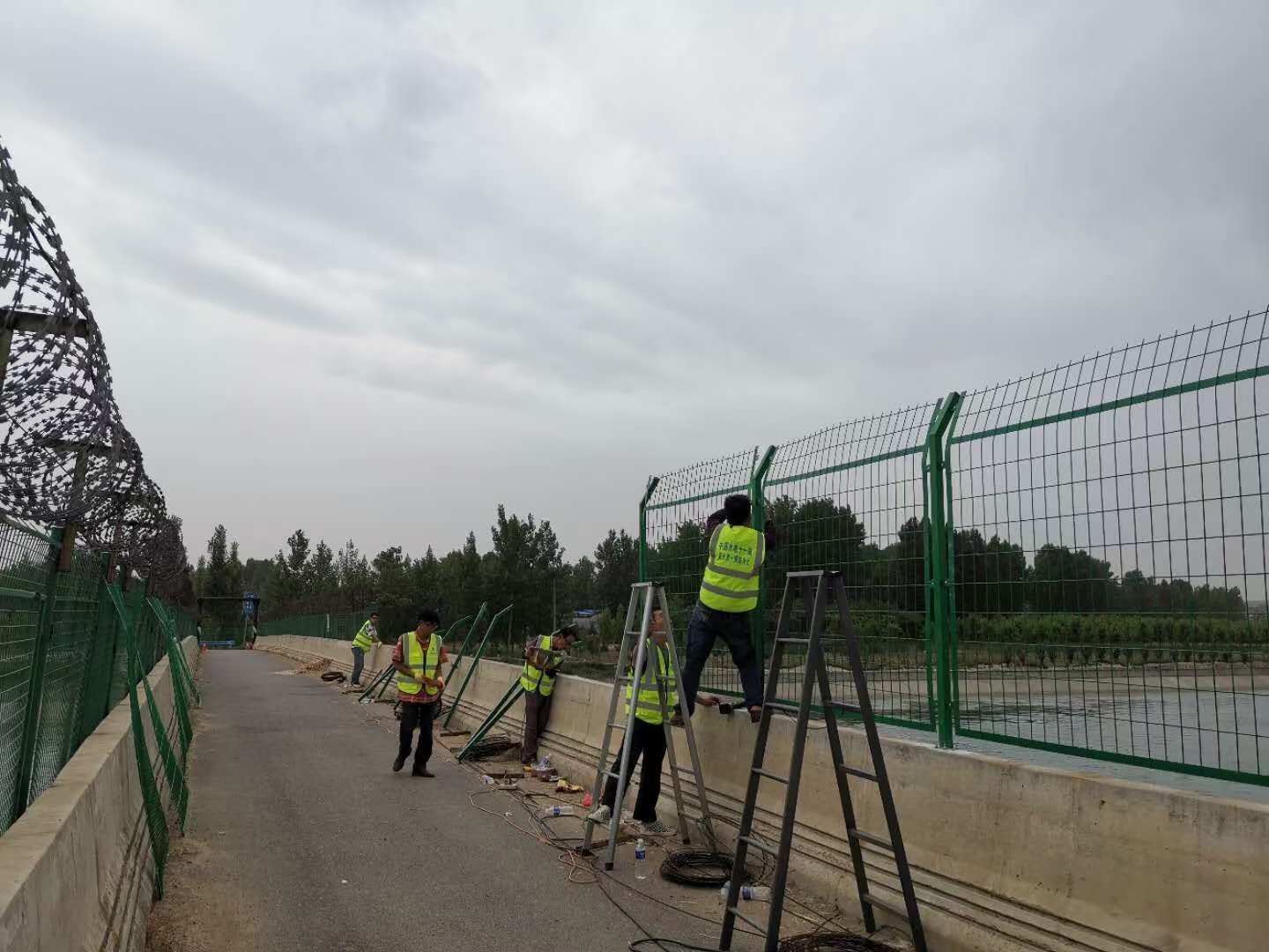 黄山防抛网a工地护栏网a钢板网防抛网a50100mm孔包安装a河北国勤