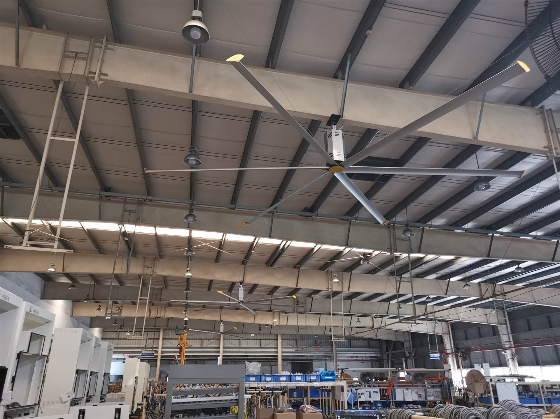 风量小,噪声大使用不方便等劣势,恒达工业风扇一种新型的超级节能车间