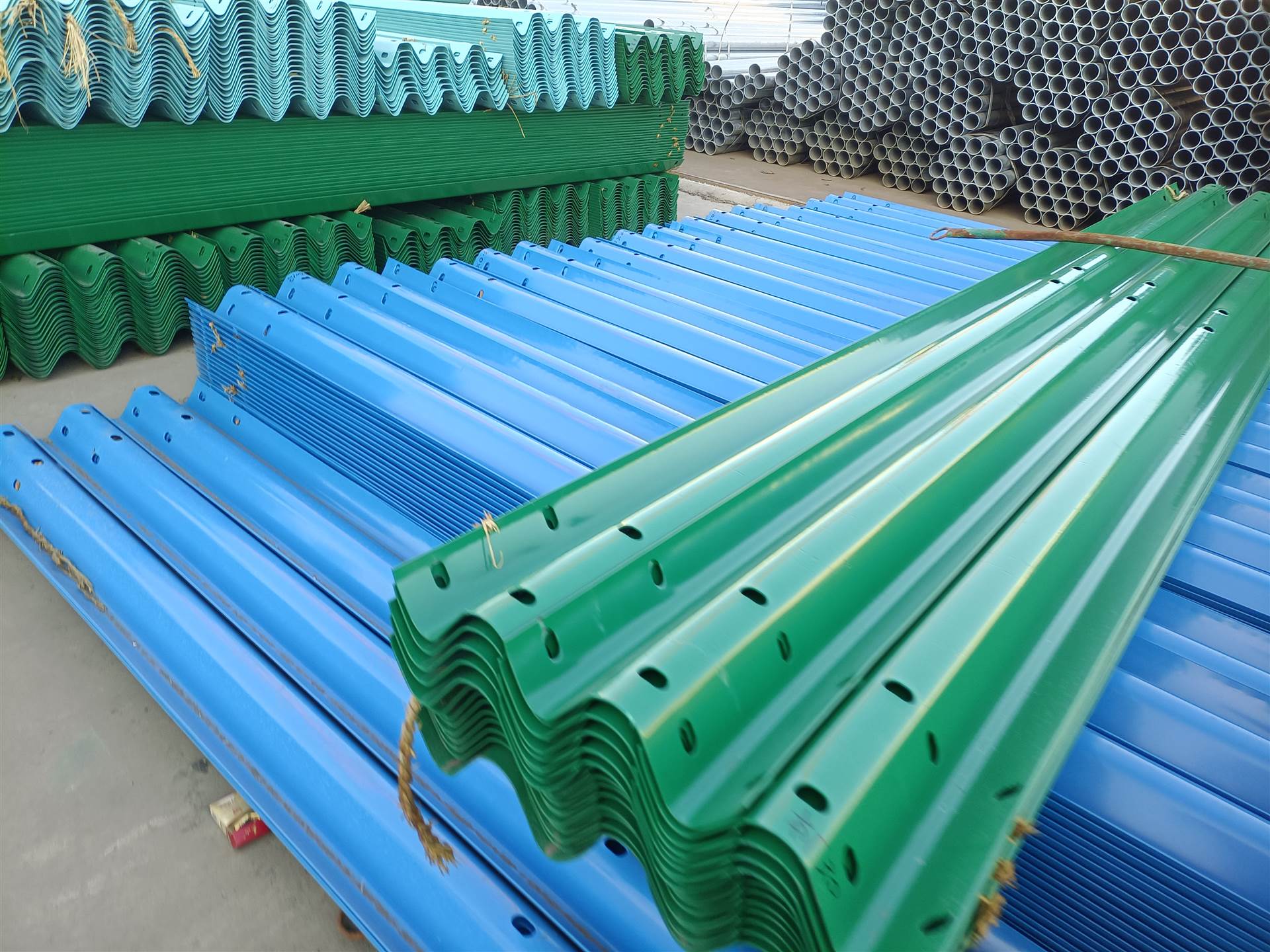 呼和浩特波形护栏 绿色喷塑波形护栏 质量优发货快