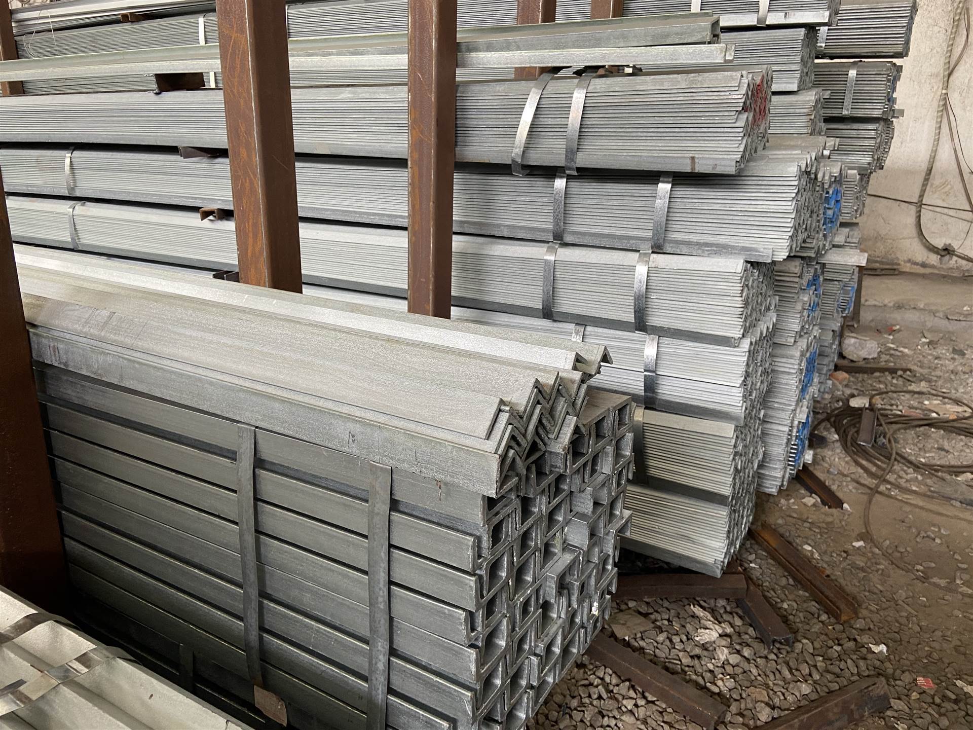 镀锌角钢分为热镀锌角钢和冷镀锌角钢.