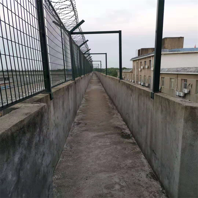 监狱看守所钢网墙看守所巡逻道隔离网铁丝网隔离栅