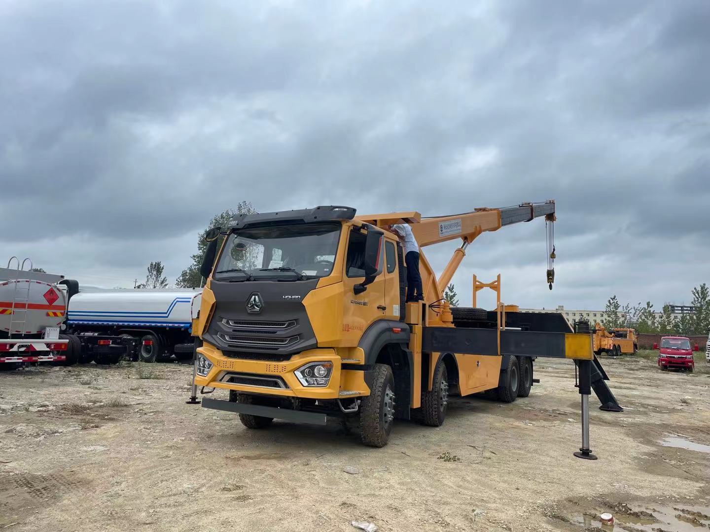 重汽前四后八清障车405马力可吊30吨免购置税