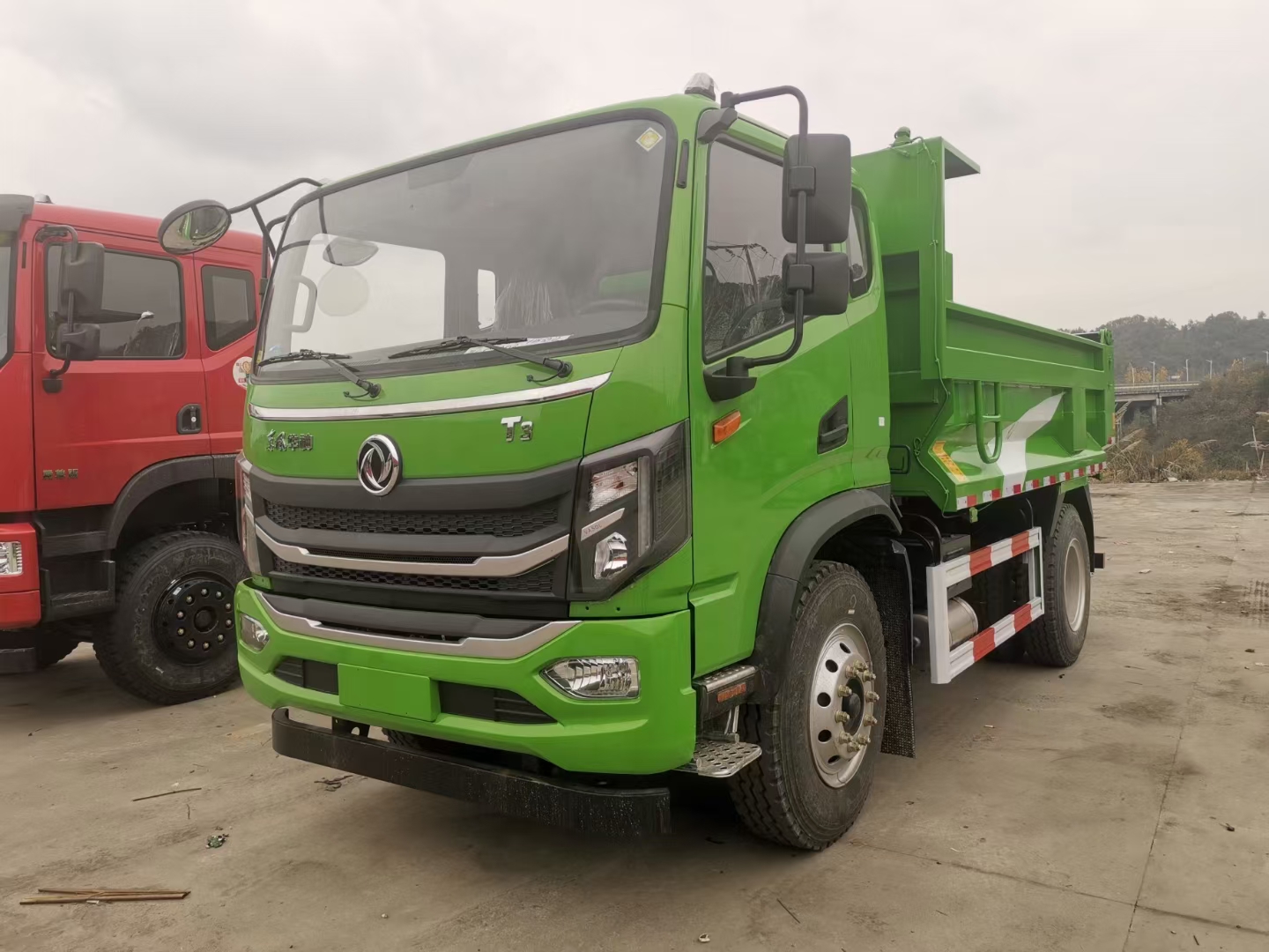 165翻斗自卸车国六华神小单桥4x2标准桥东风华神65米平板自卸车