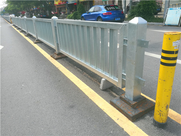 深圳路边隔离护栏/路侧交通护栏 自产自销包装
