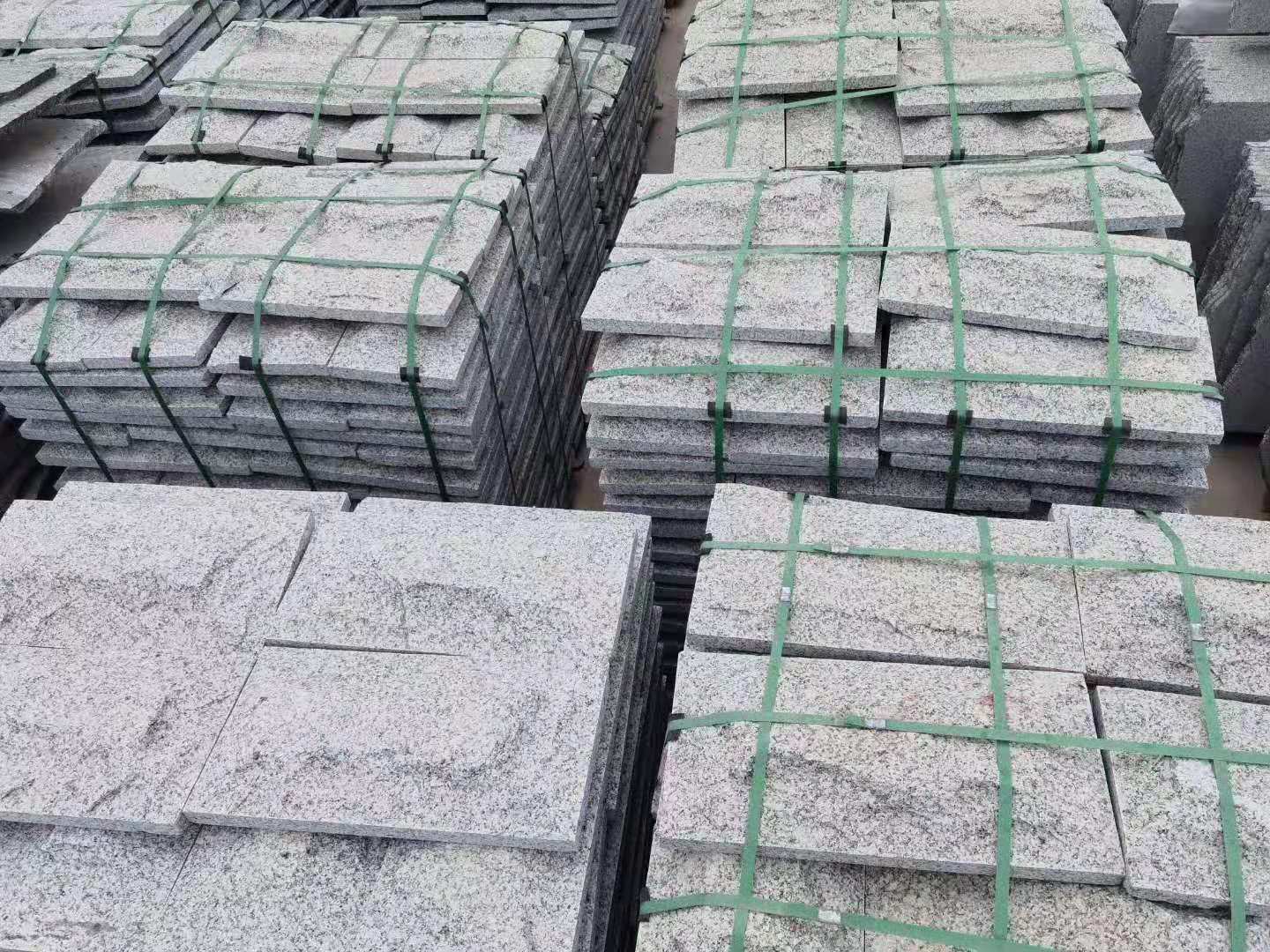 花岗岩手凿面石材厂家芝麻白芝麻灰微自然面蘑菇石面包石源头厂家