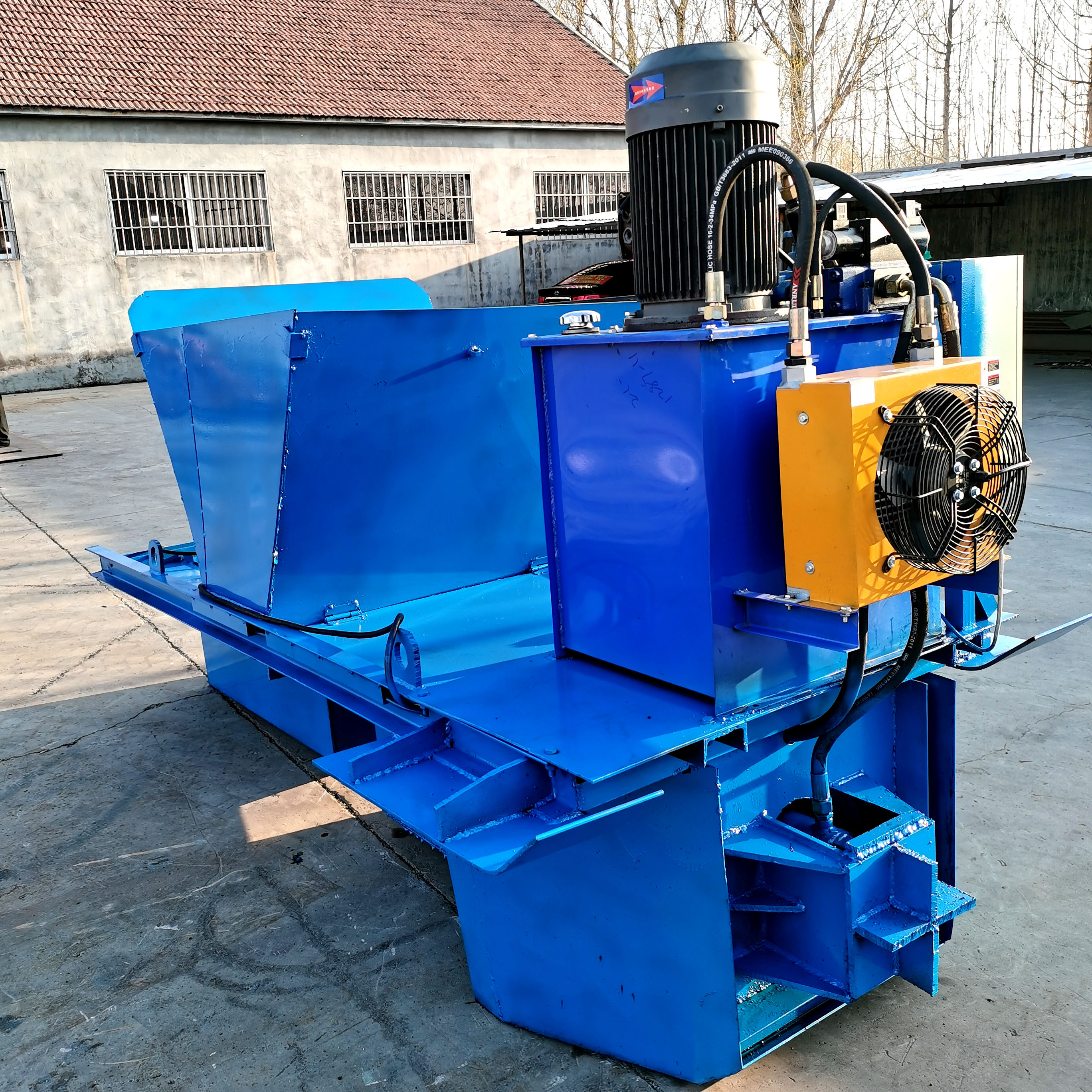 多功能梯形排水沟滑膜机自走式梯形灌溉渠滑模机水泥u型沟渠成形机