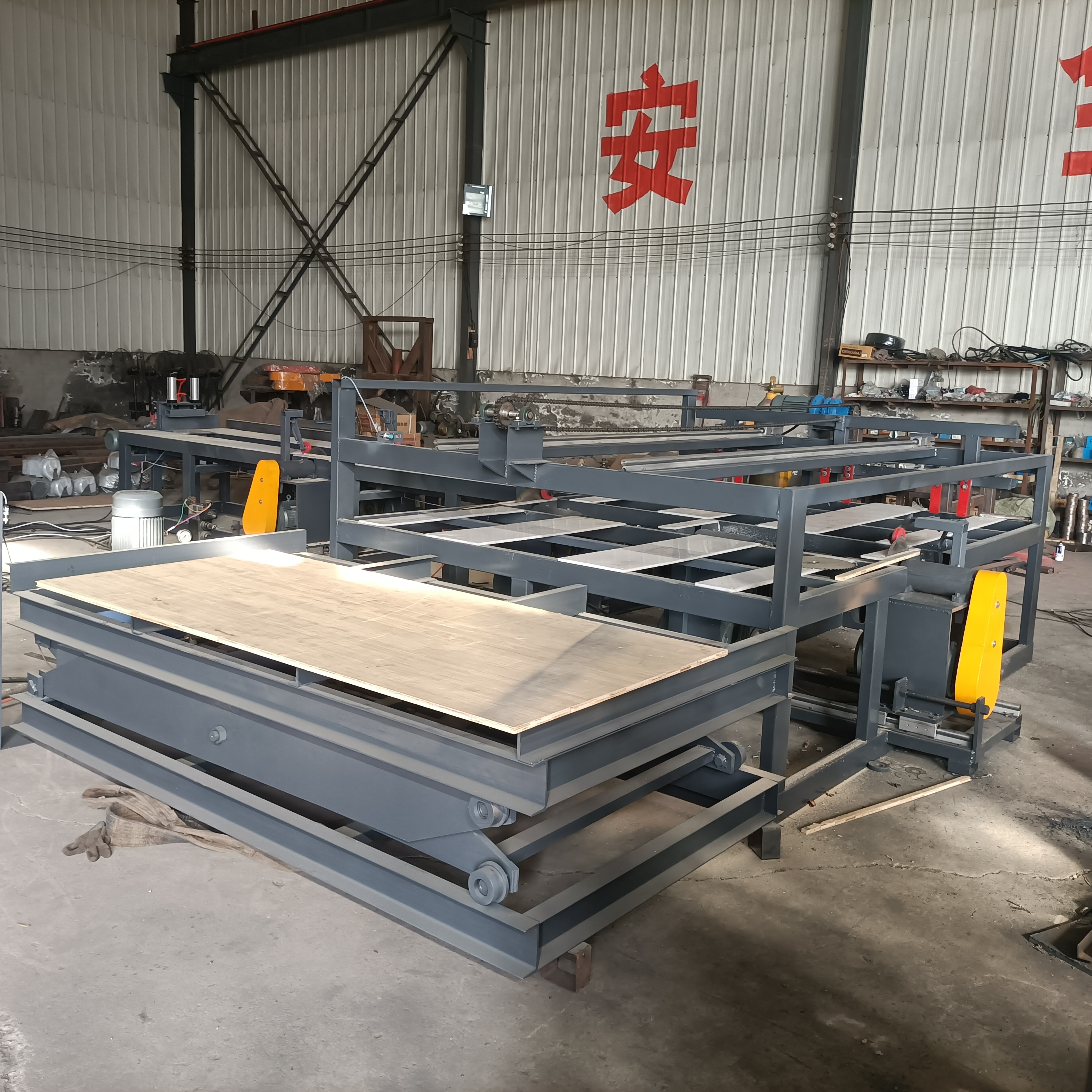 数控四边切割锯设备;本机采用电气自动化控制将板材进行分割,根据用户