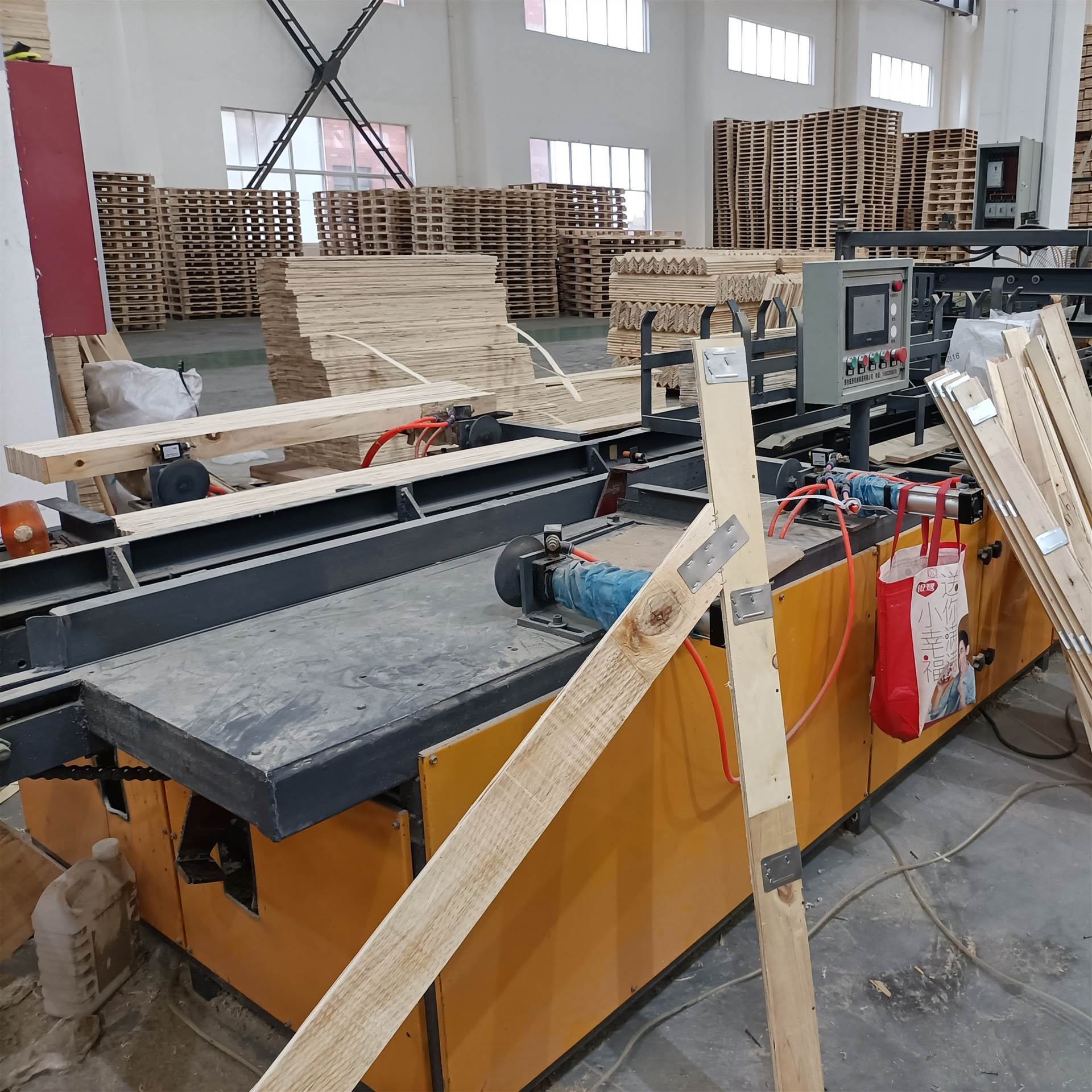 多片锯厂家供应木工机械钉角机木条打钉护角机包装护角机