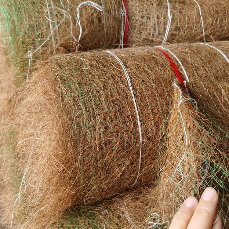 产品分为带草籽和不带草籽植物纤维毯两种,不带草籽是三层结构,上
