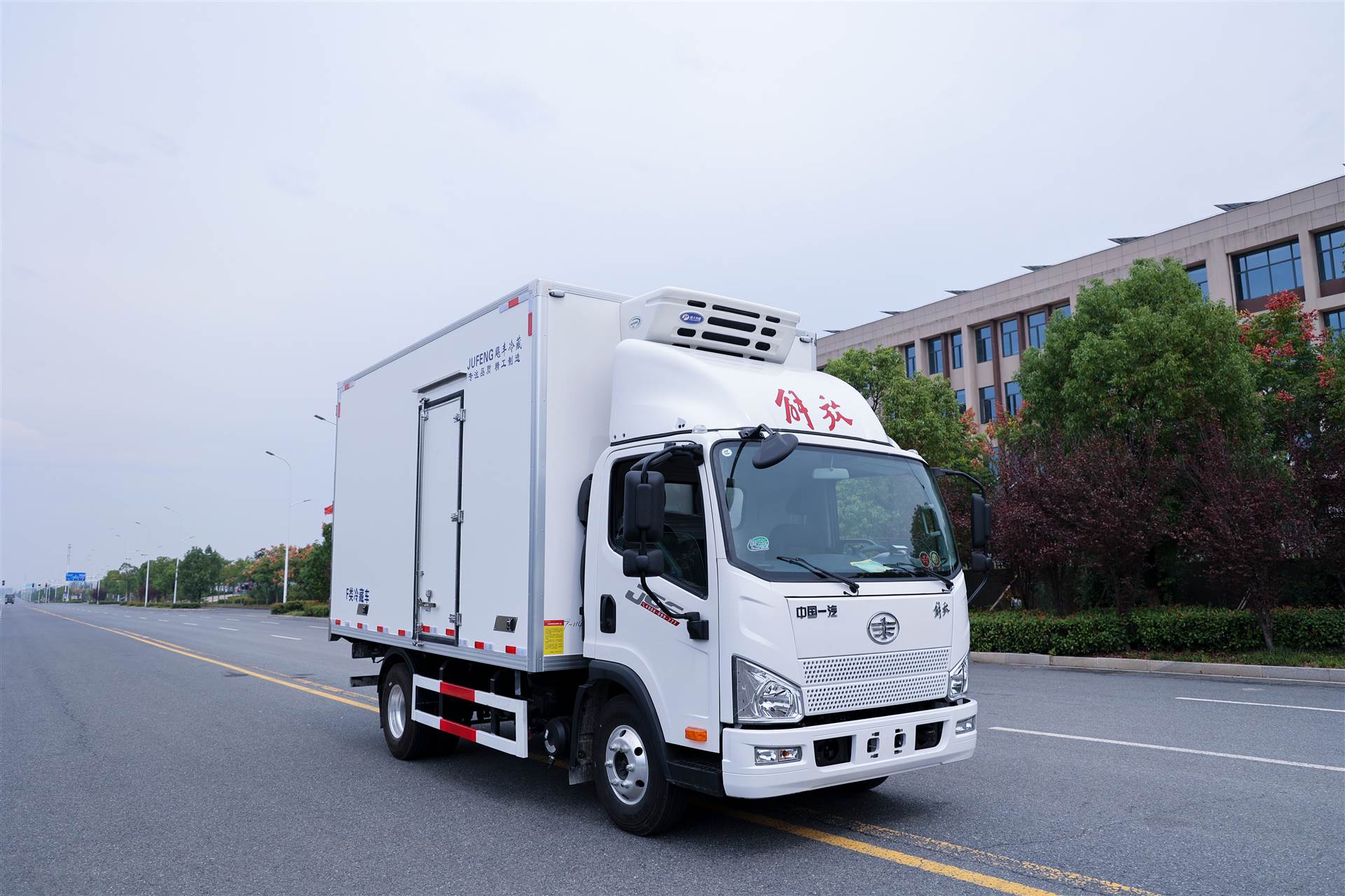 解放j6f轻卡冷藏车4米2宽体冷藏车