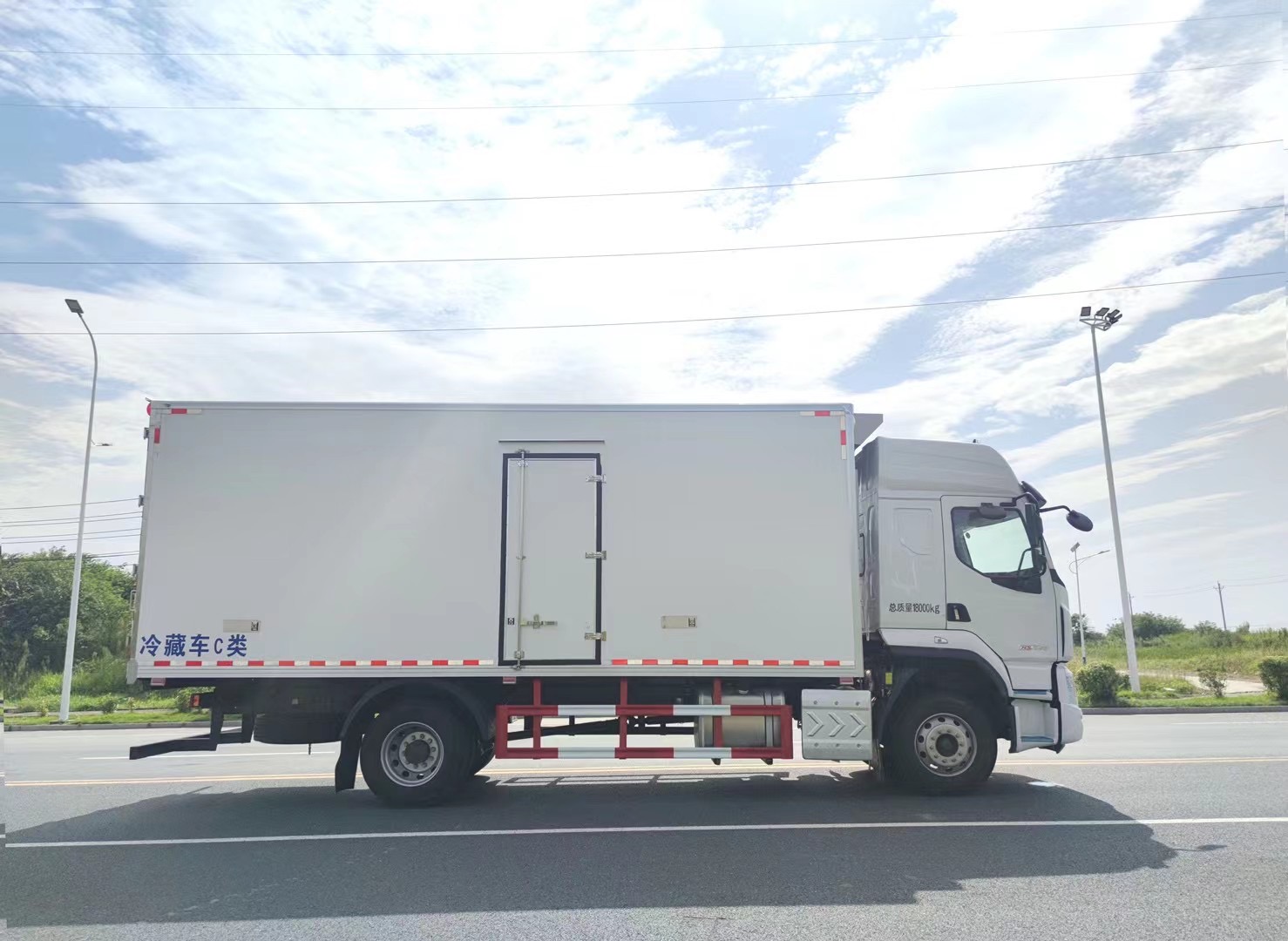 白色柳汽乘龙h5冷藏车6米8