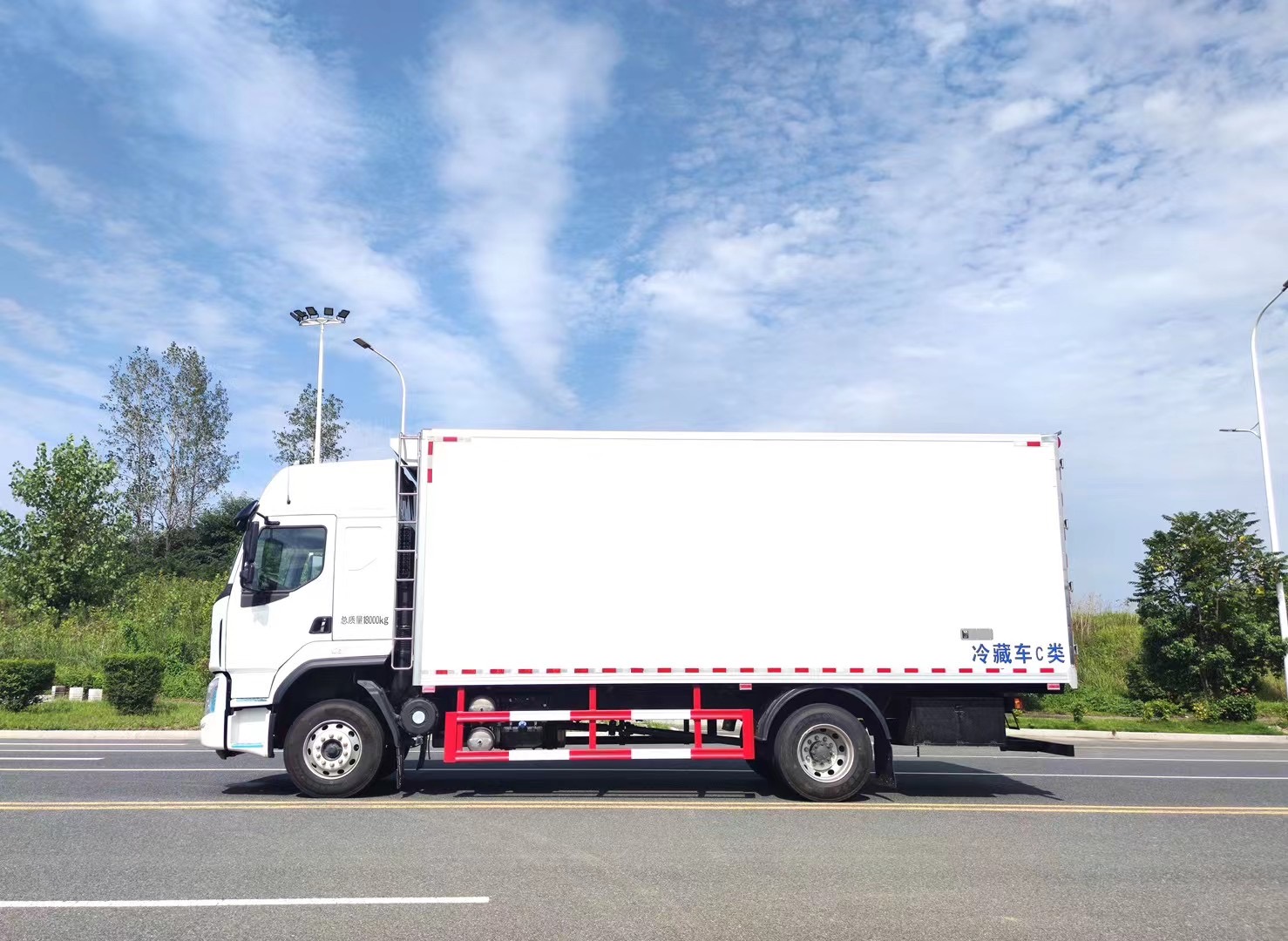 白色柳汽乘龙h5冷藏车6米8