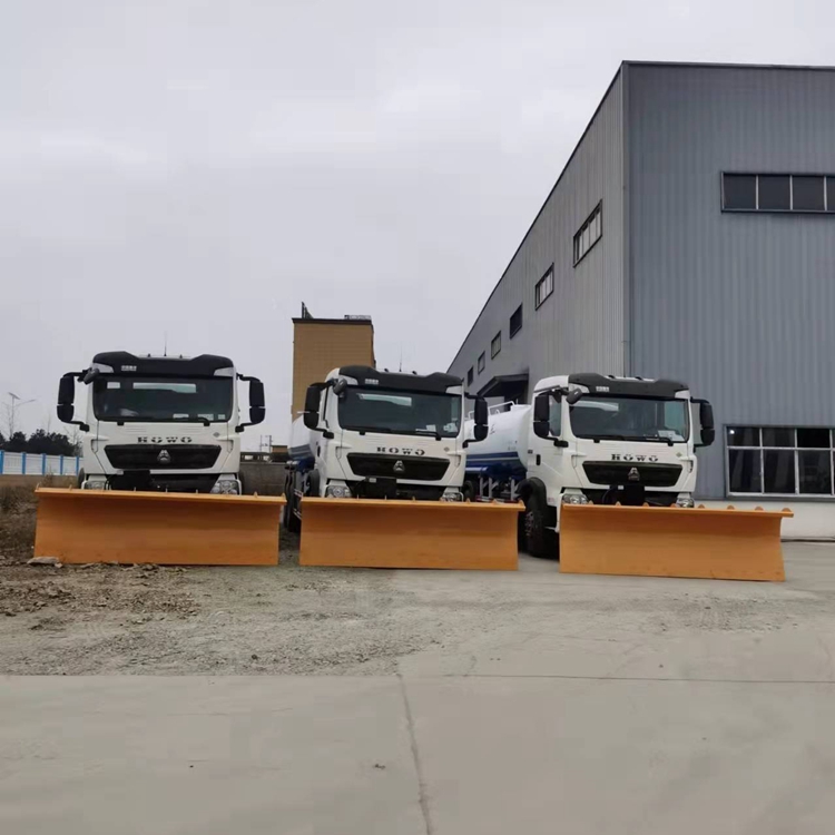 重汽多用途融雪撒布推雪车带中置滚刷定制除雪车