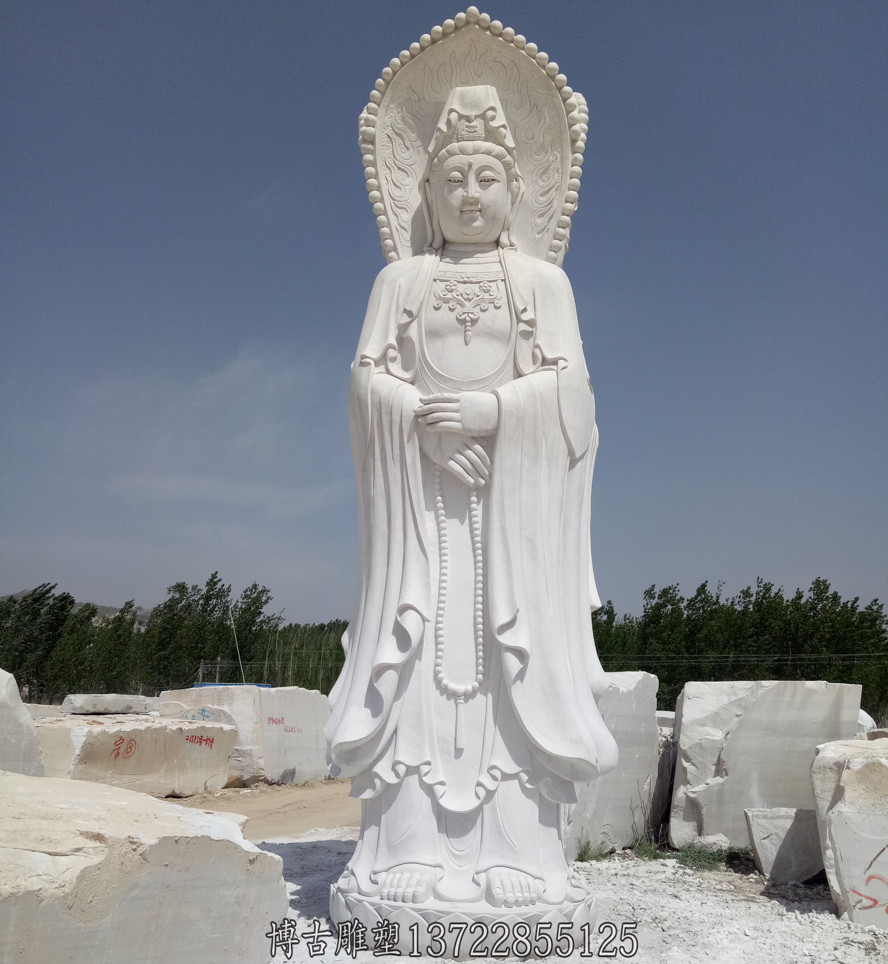石雕观音是雕刻艺术种类的其中一种,中国制作佛像雕塑常用来放在寺庙