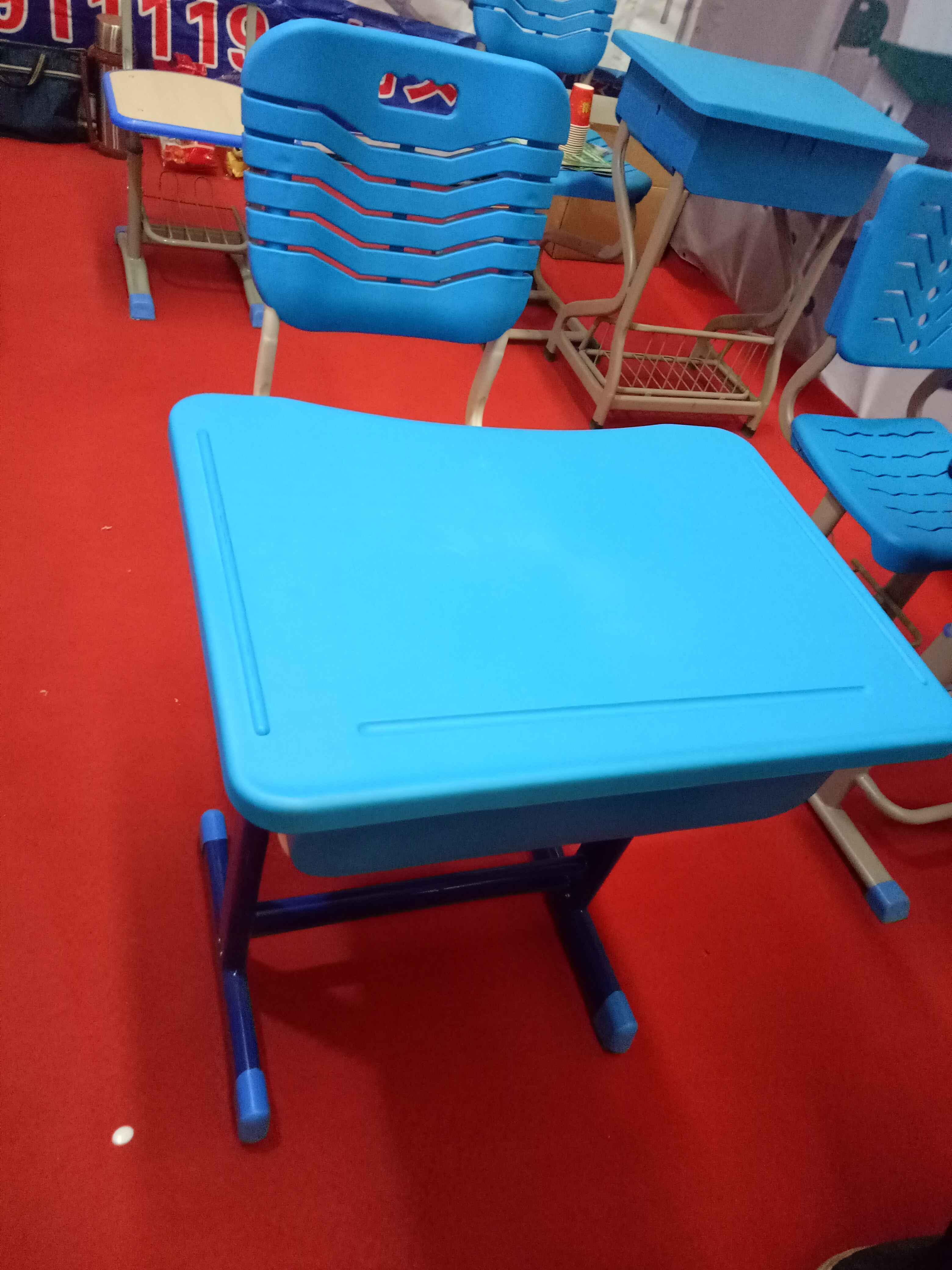 书桌和椅子都可以调节高度,满足不同年龄段孩子对课桌高度的需求.