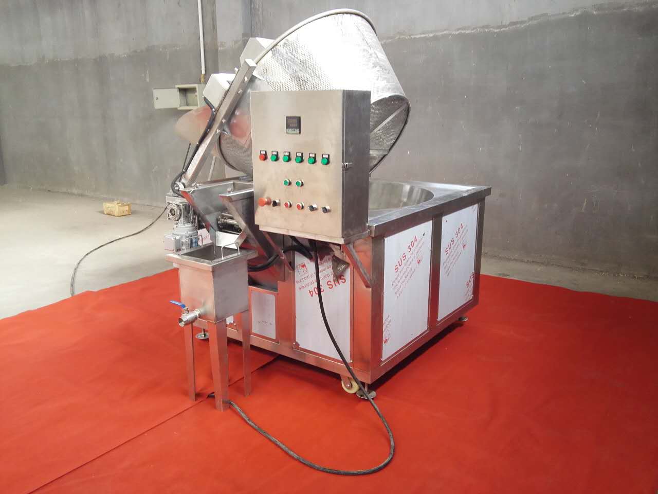 好,香甜酥脆可口,我公司生产的红薯片油炸机设计有防止糖稀沉淀的配置