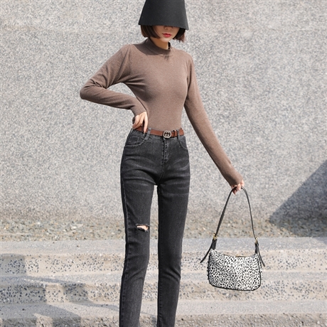 大连阿瓦塔女装专柜品牌折扣女装店2元服装批发男生穿紧身牛仔裤好看