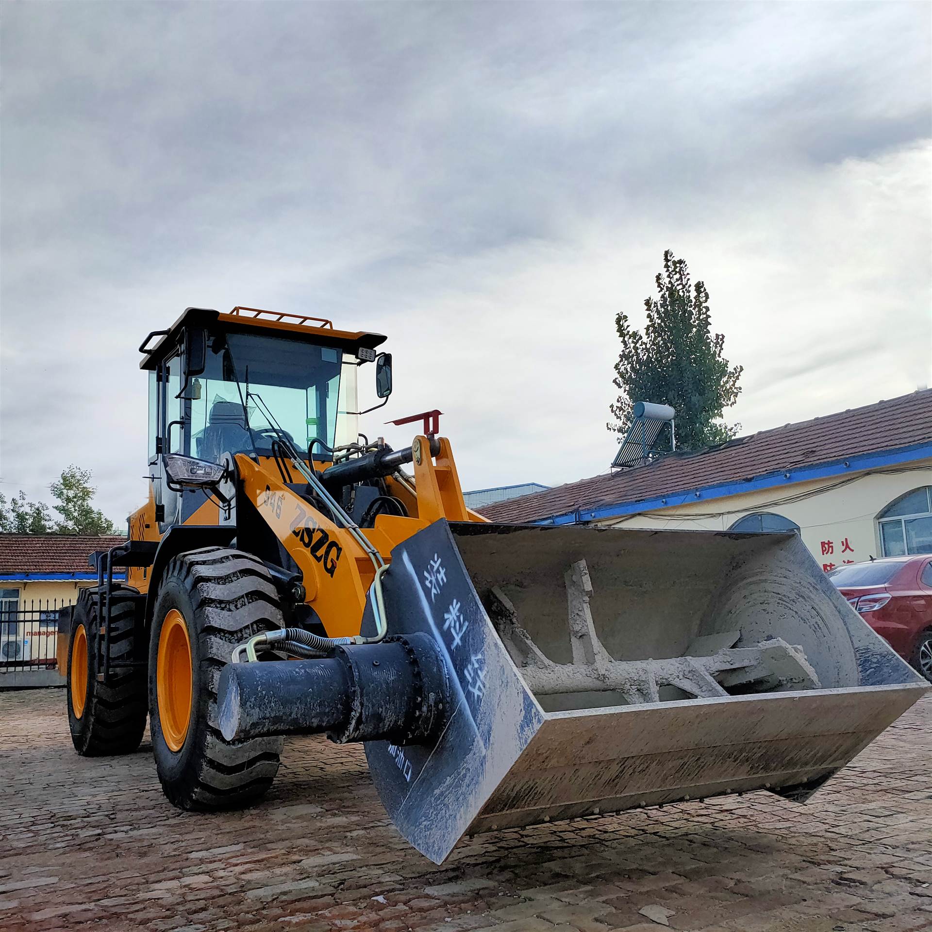 搅拌斗装载机是厂家新研发装载机铲斗能搅拌的铲车,是能搅拌砂石子