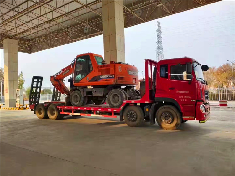 国六重汽牌单桥平板运拖车拖30吨到40吨大型挖机设备