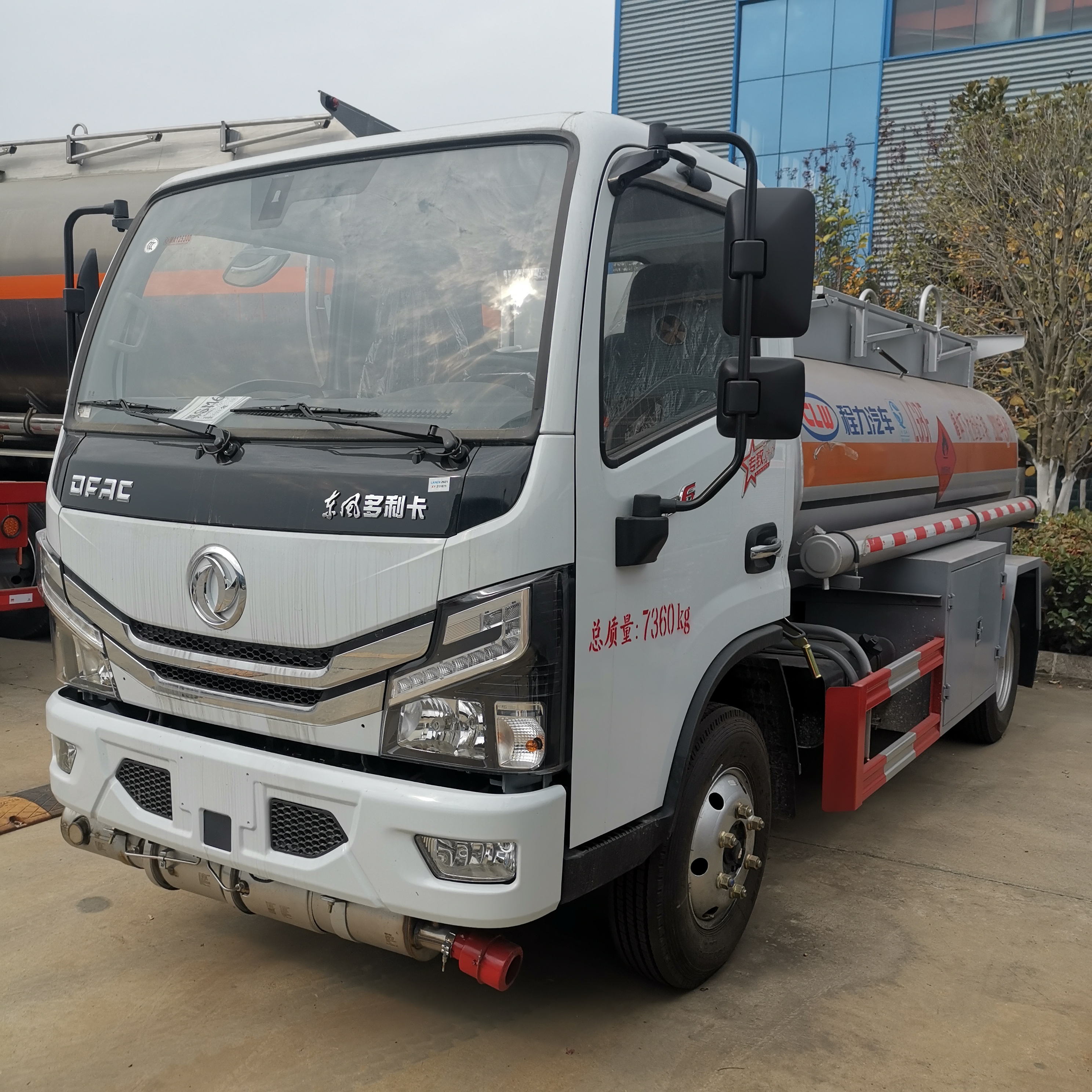 东风多利卡国六5吨黄牌油罐车