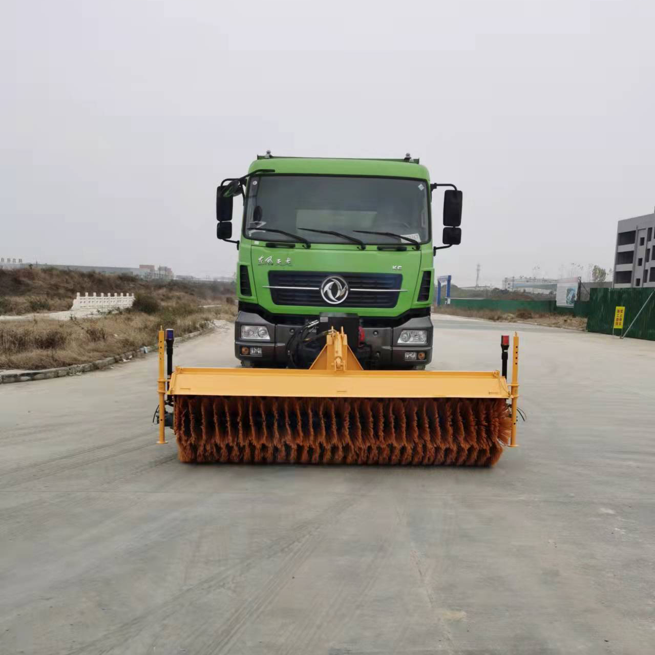 裝載機,叉車,剷車,專用車等各種車輛都可以加裝除雪鏟,掃雪滾刷,不