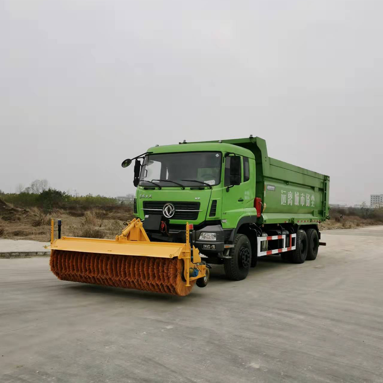 重汽多用途融雪撒布推雪车带中置滚刷定制除雪车