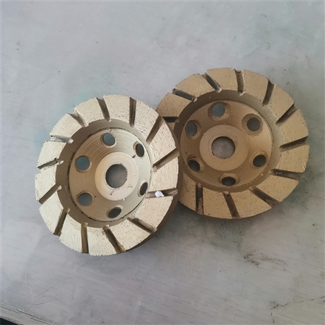 手拿水磨石磨盘rm100型振动式大理石台阶打磨片注水式打磨机磨片