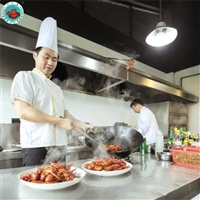 老師示范講解學生動手操作 燒龍蝦培訓 學到有競爭力好味道的技術