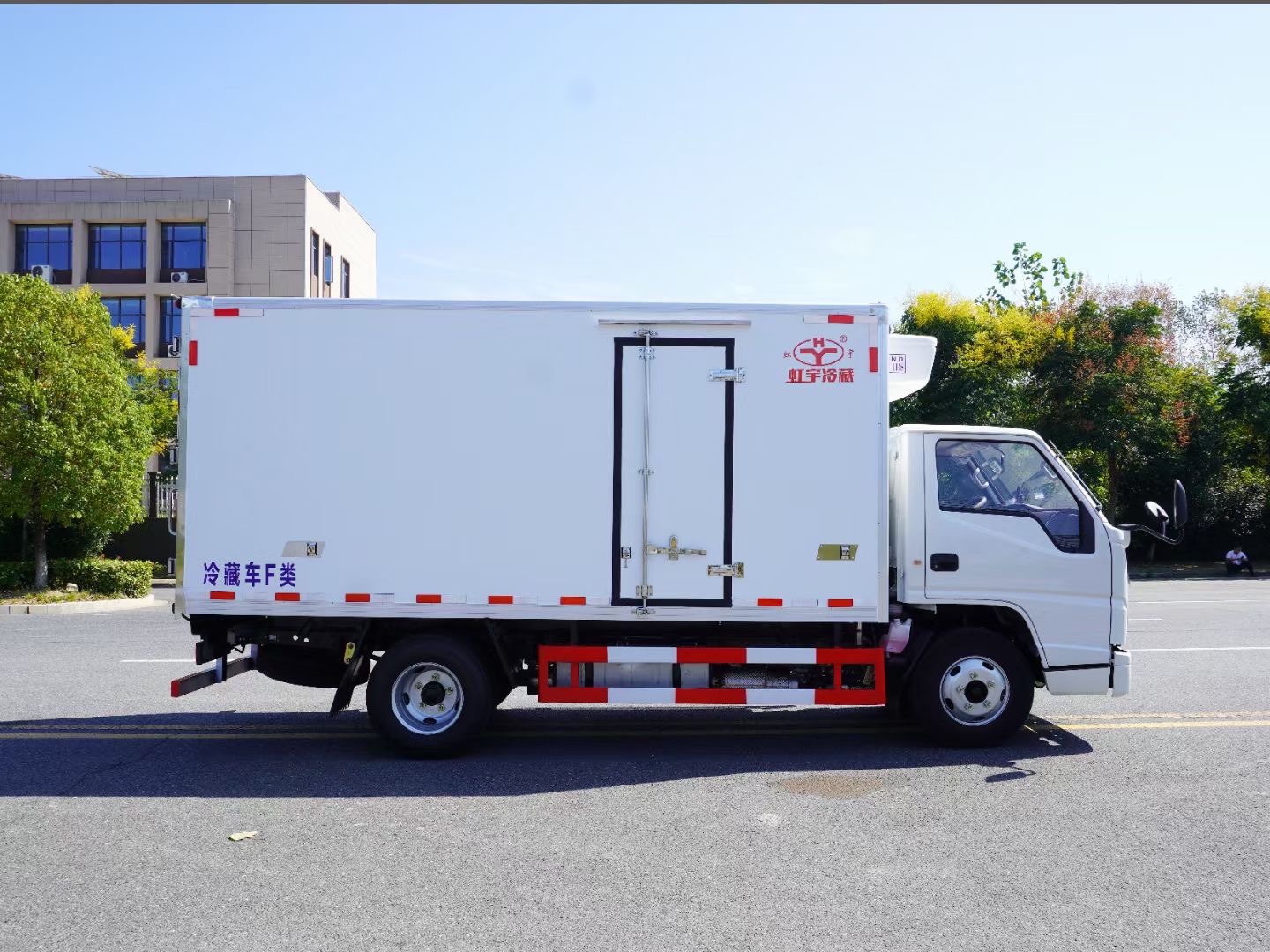 小型4米2江铃顺达窄体冷藏车国六蓝牌包上户