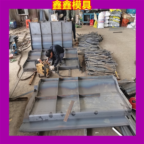 擋土墻鋼模具維護(hù)工作 水泥擋土墻模具發(fā)展前提