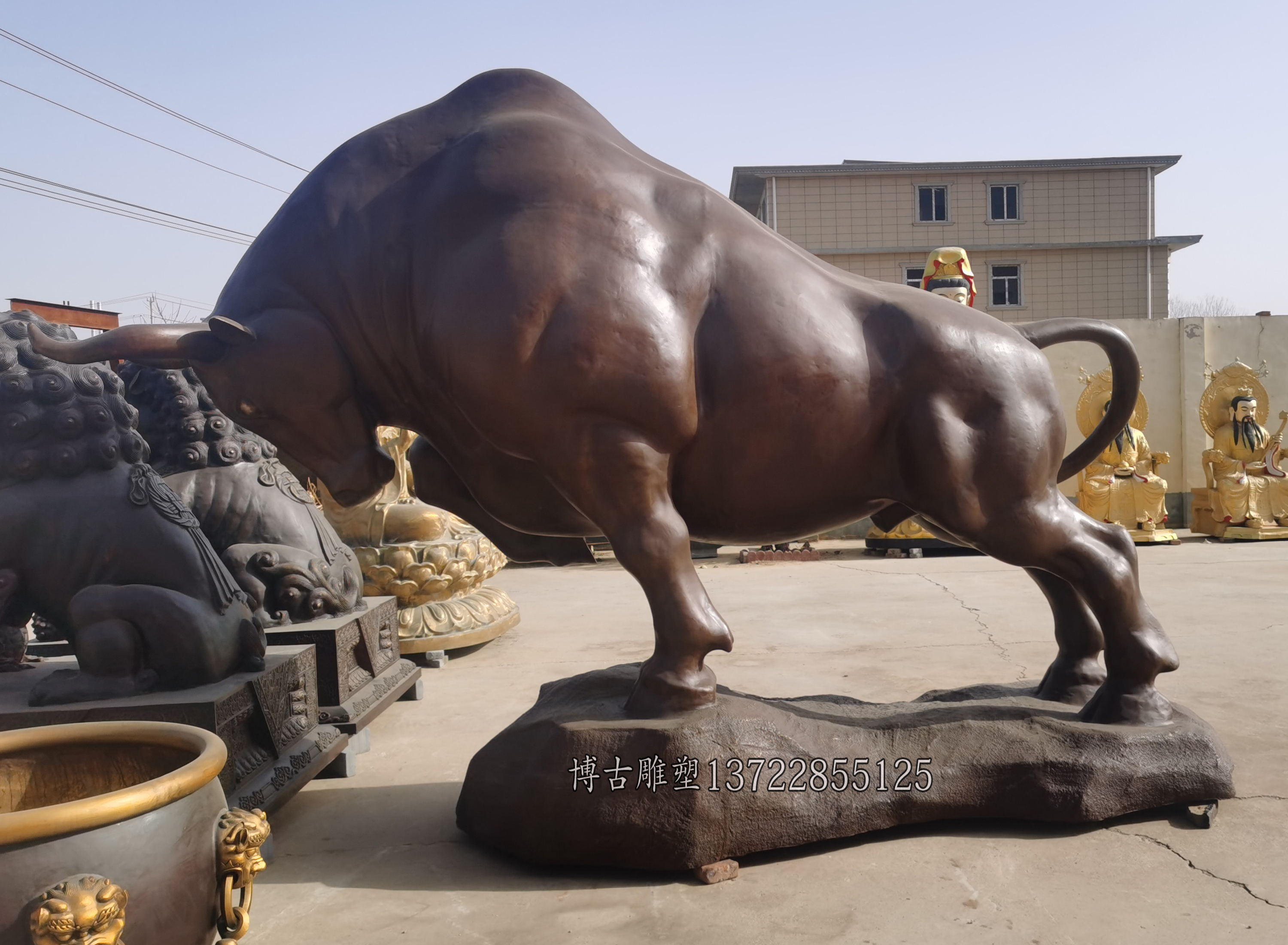 铜雕牛财源广进