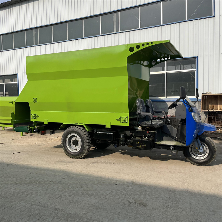 牛场移动式撒料车柴油三轮抛草车三立方养牛投喂车浩发