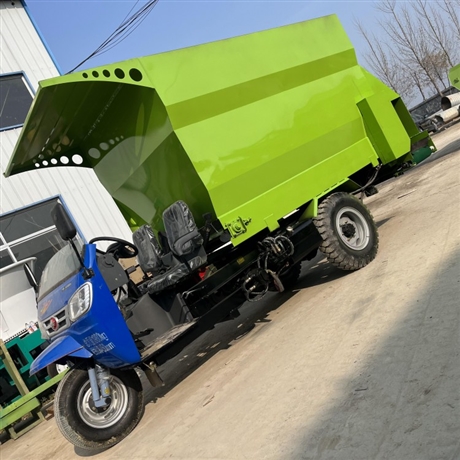 大型养殖饲喂撒料车喂牛撒料抛料车家用投料车视频