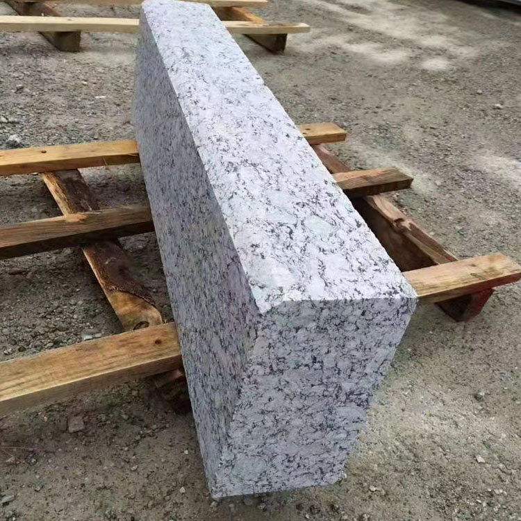 花岗岩路沿石 芝麻灰路侧石 马路分流路牙石 s型石材厂家