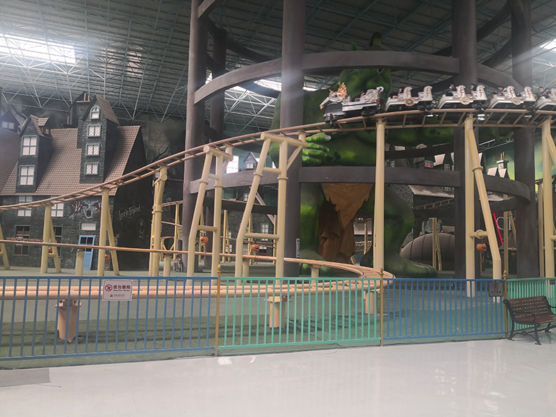 家庭过山车是一种大型滑行类主题游乐项目,列车经推车装置驱动从站台