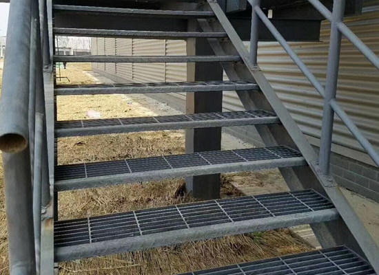 脚踏格栅板楼梯镀锌踏步板格栅平台踏步格栅板