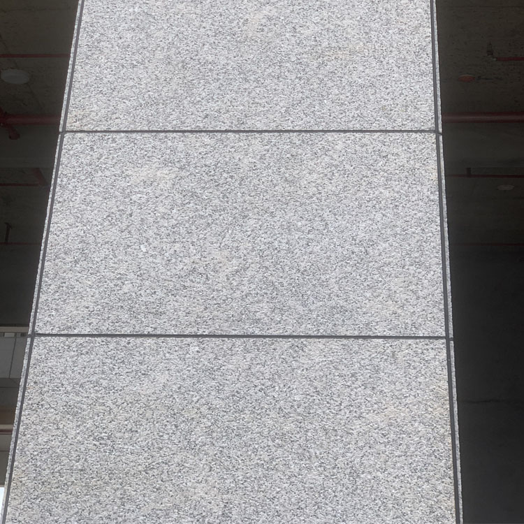 江西仿古石材芝麻灰荔枝面黄锈石铺地石马路分流路沿石