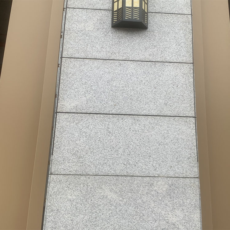 江西石材批发 芝麻灰火烧板 供应 景区防滑铺地石