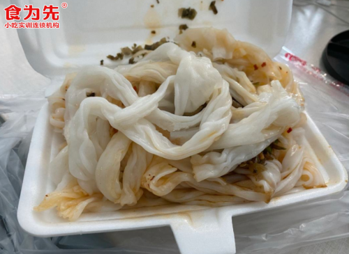 广东街边两三块钱泡沫箱肠粉做法-搜了网