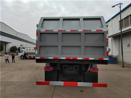 治污项目选用10方12立方污泥自卸的车厂家 15方污水污泥专用运输车