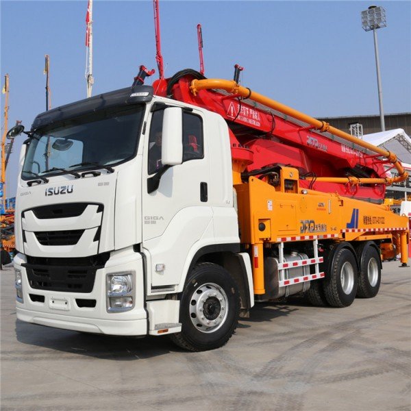 水泥泵车工作视频采用大直径输送缸泵送不挑石