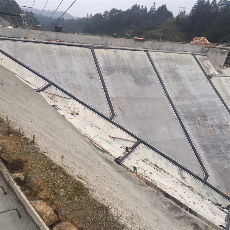 大坝裂缝止水填料的施工技术要求:1,接缝的混凝土表面表面必须平整,密